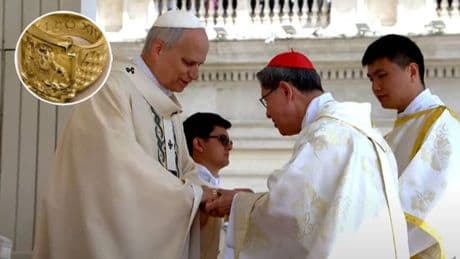 León XIV recibe el anillo del Pescador: el cardenal Tagle se lo coloca y sella el comienzo de su pontificado