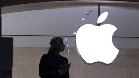 Apple cede a Trump: annunciati 100 miliardi di investimenti in Usa per evitare i dazi su iPhone