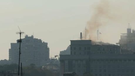 Guerre en Ukraine: au moins deux morts dans des bombardements russes, le bâtiment gouvernemental touché à Kiev