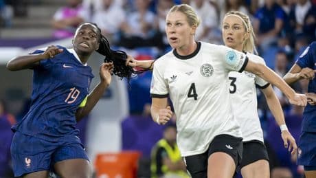 Pannen-Start mit Rot - DFB-Verteidigerin fliegt für Haare-Ziehen runter!