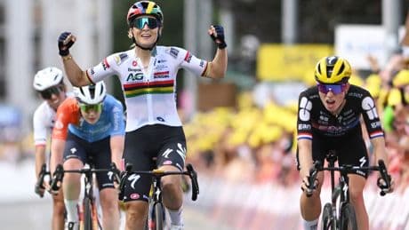 Vos verliest gele trui weer aan Le Court, die Vollering net klopt op de streep