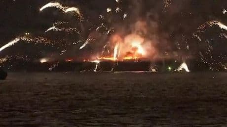 JAPONYA’DA HAVAİ FİŞEK KABUSU! Denize atlayarak canını kurtardılar