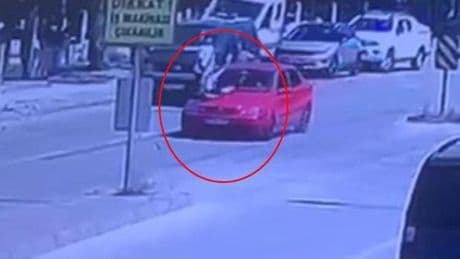 Bolu'da 7 yaşındaki çocuğa otomobil çarptı! İşte o anlar