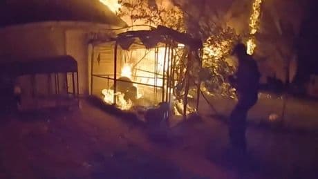 Bei dramatischer Rettungsaktion  - Polizisten riskieren ihr Leben in Flammen-Hölle