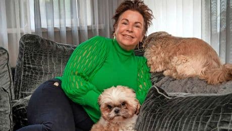 Lizzy (54) vond dankzij Telegraaf-lezers haar vader, plus drie halfzussen en een halfbroer: ’Hij was een casanova’