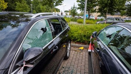 Ruiten tientallen auto’s Vlaardingen ingeslagen: politie zoekt vandaal die op fatbike ’spoor van vernieling’ trekt