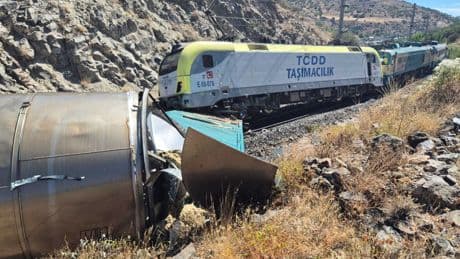 Malatya'da iki yük treni çarpıştı: 1 yaralı