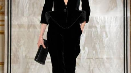 Giacche scolpite da indossare a pelle, l'Opera al nero di Armani