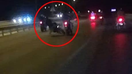 Göz göre göre ölüm! Ön tekerini kaldırınca kaza yaptı!