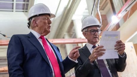 "J'adorerais qu'il baisse les taux": Donald Trump en visite à la Fed donne un coup dans le dos d'un Jerome Powell gêné par la situation