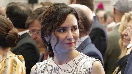 Ayuso se convierte en la mejor vestida de San Isidro 2025 con un 'look' de su nueva firma favorita: tiene sello andaluz