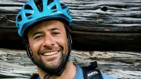 Bekende mountainbiker (48) overleden na val in 200 meter diep ravijn