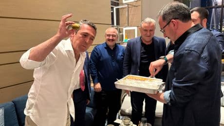 Euroleague Final Four final maçı öncesinde Ali Koç'a baklava ikramı