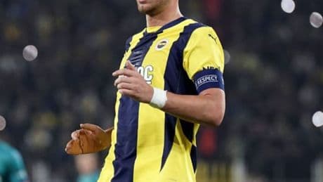 "Kenara atılacak bir futbolcu değilim"