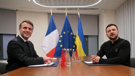 Guerre en Ukraine : les échanges entre les états-majors français et britannique «se précisent et avancent», assure Macron