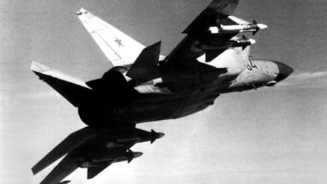 Foxbat, il caccia che spaventava l’America: la vera storia del pilota sovietico che "salvò" la Cia