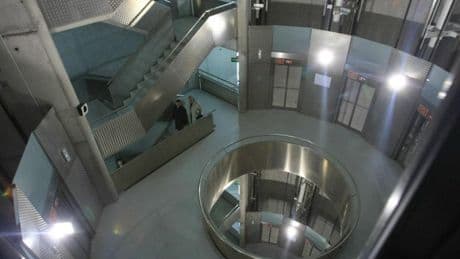 La angustiosa espera de diez personas atrapadas más de una hora en el ascensor de la estación de Miribilla