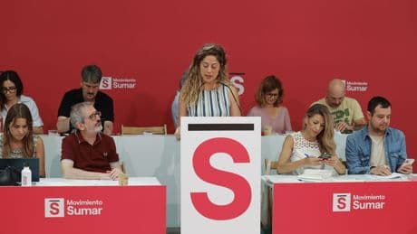 Sumar se abalanza sobre un desgastado PSOE para disputarle el terreno y arañar votos