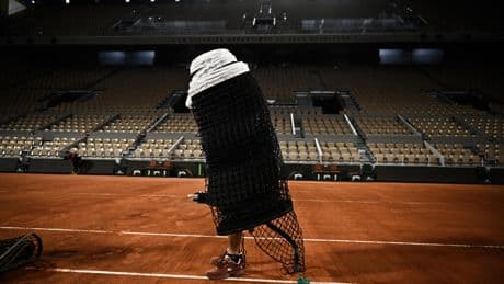 A Roland-Garros, le délicat labeur des "artisans" de la terre battue