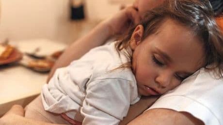 Kinderkrankentage: Mütter bleiben viel öfter für krankes Kind daheim als Väter