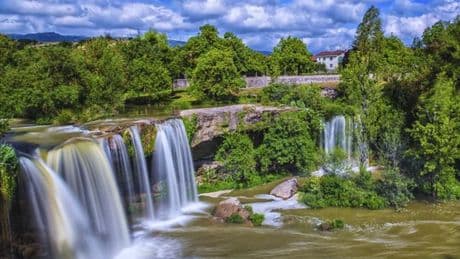La piscina natural que nace bajo una cascada idílica está en Burgos