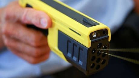 „Die Bundespolizei braucht dringend Taser“, fordert Rainer Wendt