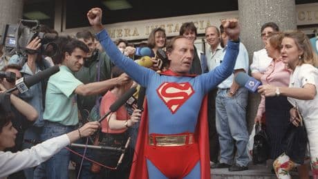 José María Ruiz-Mateos, el histriónico bufón estafador que azotó (incluso, literalmente) al gobierno de Felipe González al grito de: "¡Que te pego, leche!"