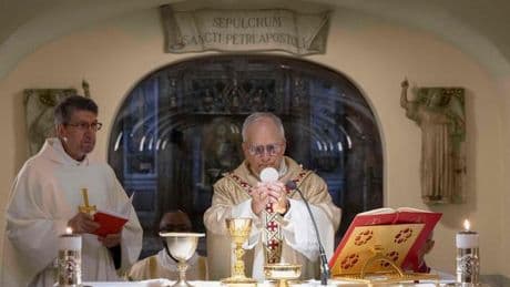 El papa León XIV realiza su primera oración dominical ante los fieles en el Vaticano