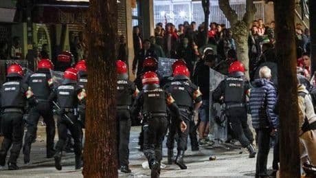 5.000 euros de multa y un año sin entrar a los estadios para dos bilbaínos que agredieron a un hincha del Rangers en el Casco Viejo