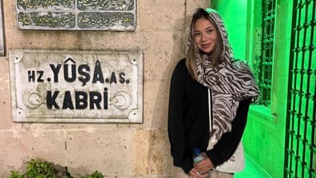 Müstehcenlik suçlaması ile yargılanan Türk fenomen tesettüre girdi
