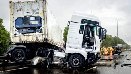 Dode bij ernstig ongeval met vrachtwagen op A27