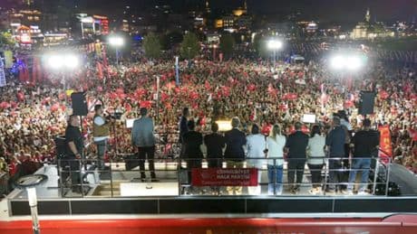 İktidarın kreş kararının siyasi olduğunu söyleyen Özel, seçim sonrası ilk icraatlerini açıkladı: Tüm öğrencilere yurt
