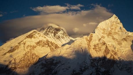 Un alpinista británico bate un récord de ascensos al Everest con 19 veces, pero sigue sin superar a los sherpas