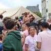 « On est là depuis 10 h » : les festivaliers d’Art Sonic s’ambiancent dans le bourg de Briouze