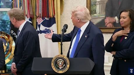 Kennt er den Pokal etwa nicht? - Fußball-Bock von Trump!