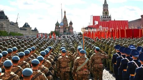 Parade zum 9. Mai in Moskau: Viele Panzer, viel Pomp – doch Putin zeigt sich erstaunlich nervös