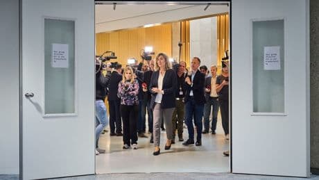 Woordvoerder oud-Kamervoorzitter Bergkamp vrijgesproken van lekken Arib-onderzoek