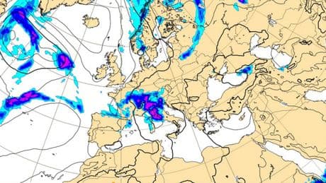Caldo, l'estate è finita? Arrivano temporali e precipitazioni con brusco calo delle temperature: la situazione