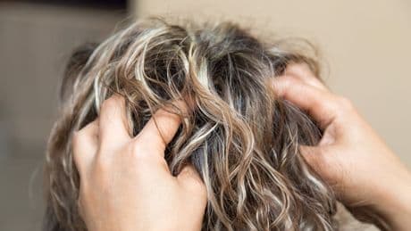Graue Haare? Yes, please! - Warum jetzt alle auf „Grey Blending“ schwören