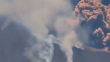 Etna, spettacolare esplosione del cratete: nube eruttiva alta chilometri