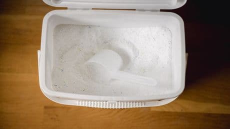 Mehr als nur Fleckenkiller: Warum Ihr Waschmittel heimlich der beste Putzhelfer ist