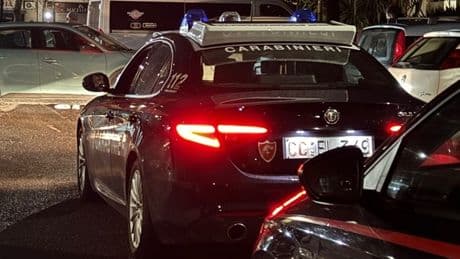 Bologna, fugge dai carabinieri e si schianta contro un'altra auto: a bordo marito e moglie, lui muore, lei è gravissima