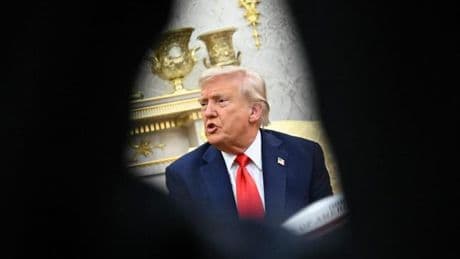 Trump fait cavalier seul en politique étrangère et négocie “à l’aveugle” avec Poutine