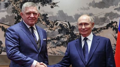 Mit Putin und Nordkorea-Kim - Warum ist dieser EU-Politiker beim Schurken-Gipfel?