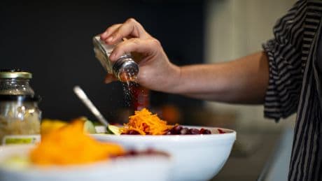 8 Warnzeichen: Diese Körpersignale deuten darauf hin, dass Sie zu viel Salz essen