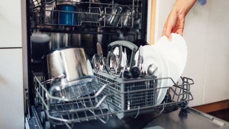 In der Spülmaschine: Welche Hausmittel Ihr Geschirr richtig sauber machen