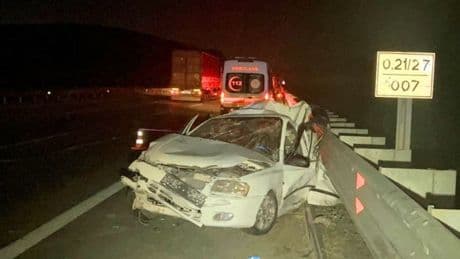 Feci kaza! Tır otomobile çarptı: 3 ölü, 1 yaralı