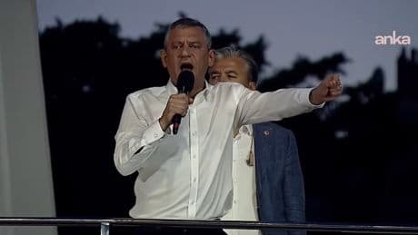 Özgür Özel'den Barrack'a tepki: Sevr'i yırtanların partisi olarak bunlara pabuç bırakmayacağız