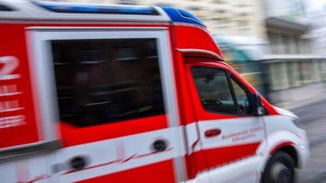 Verkehr: Fußgänger in Halle von Auto erfasst und schwer verletzt