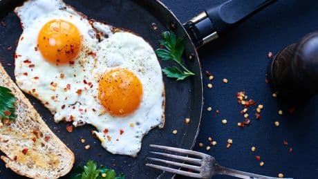 El truco del pepino para freír los huevos fritos que probablemente desconoces